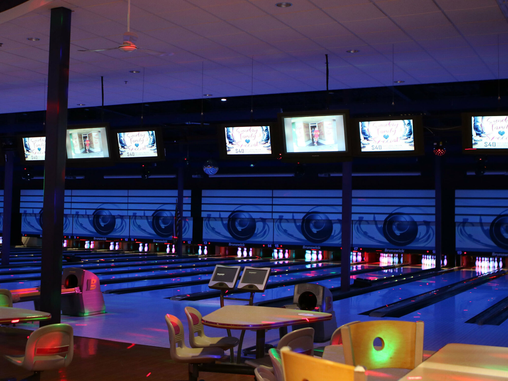 Bowling Interior Dark 2400x1800